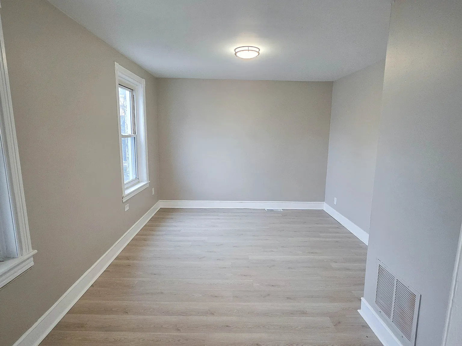 4 bed, 1896 sqft, $2,100 — Photo 1