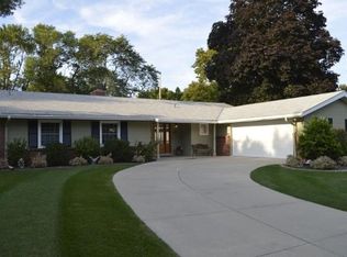 2300 W Hemlock Rd, Glendale, WI 53209