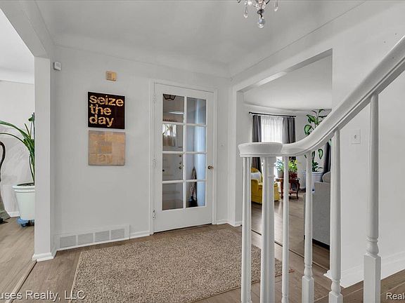 4th image of 18092 Muirland St