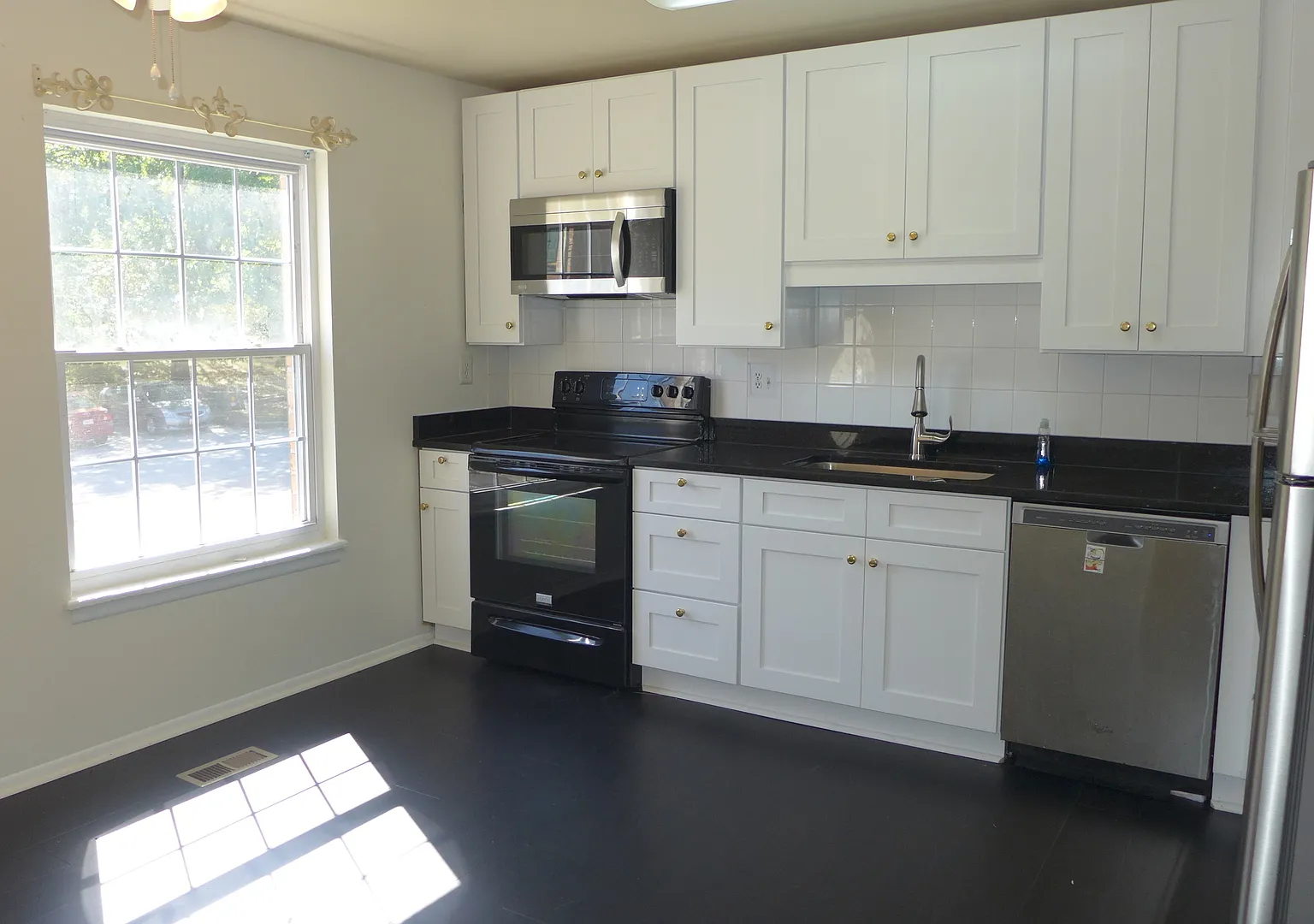 Spacious 4bd 3.5bth Brick-Front Townhome in The Lakes — Photo 4