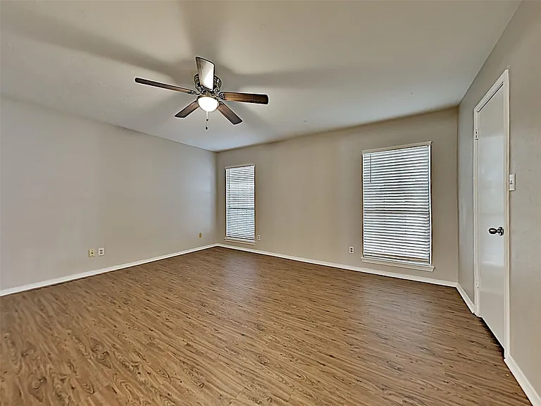 2821 Carnaby Ln — Photo 7