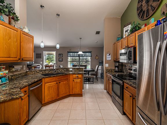 5th image of 817 NE 38th St