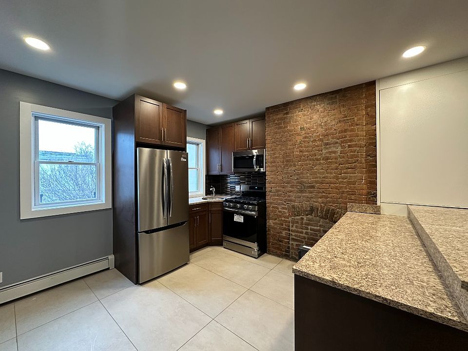 1st image of 387 Van Brunt St Floor 1