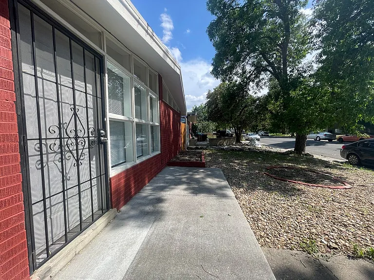 1930 Dallas St — Photo 18