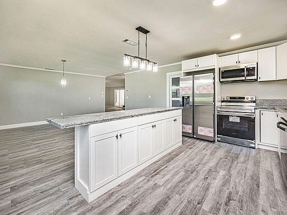 5th image of 300 Riomar Dr