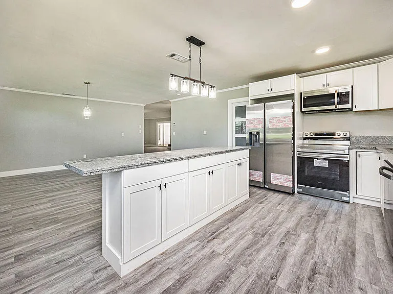 300 Riomar Dr — Photo 5
