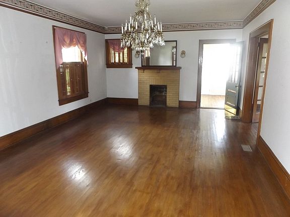 3rd image of 925 W Stuart Dr