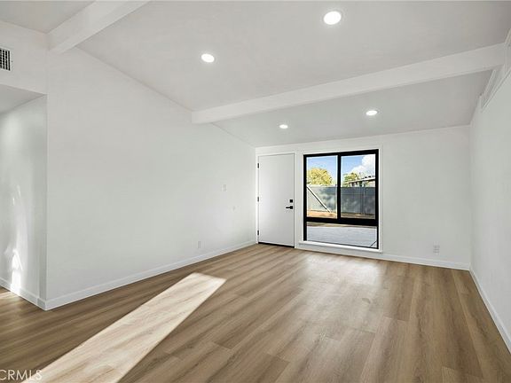 5th image of 921 E 5th St