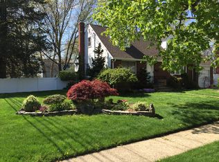 52 Grand Blvd, Massapequa Park, NY 11762