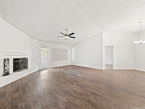 3rd image of 6827 Highland Bluff