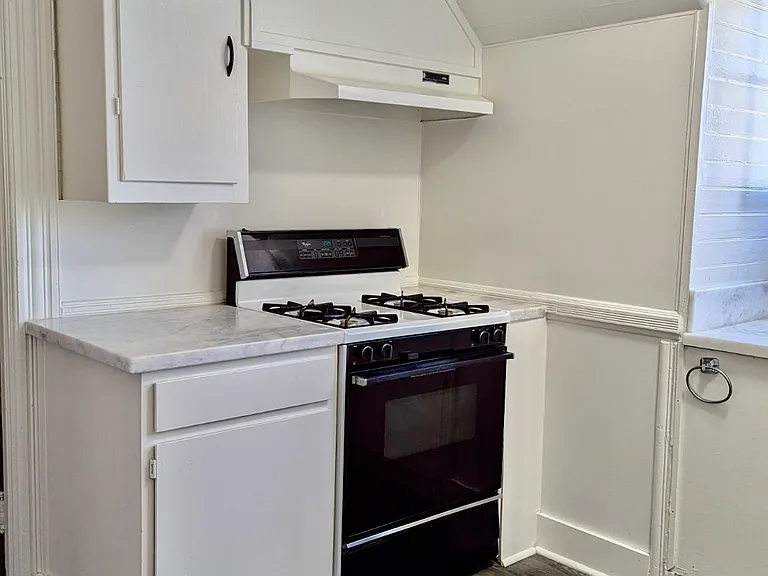 1300 Marion St #B — Photo 5