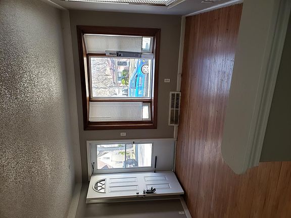 4th image of 26015 Hanover St
