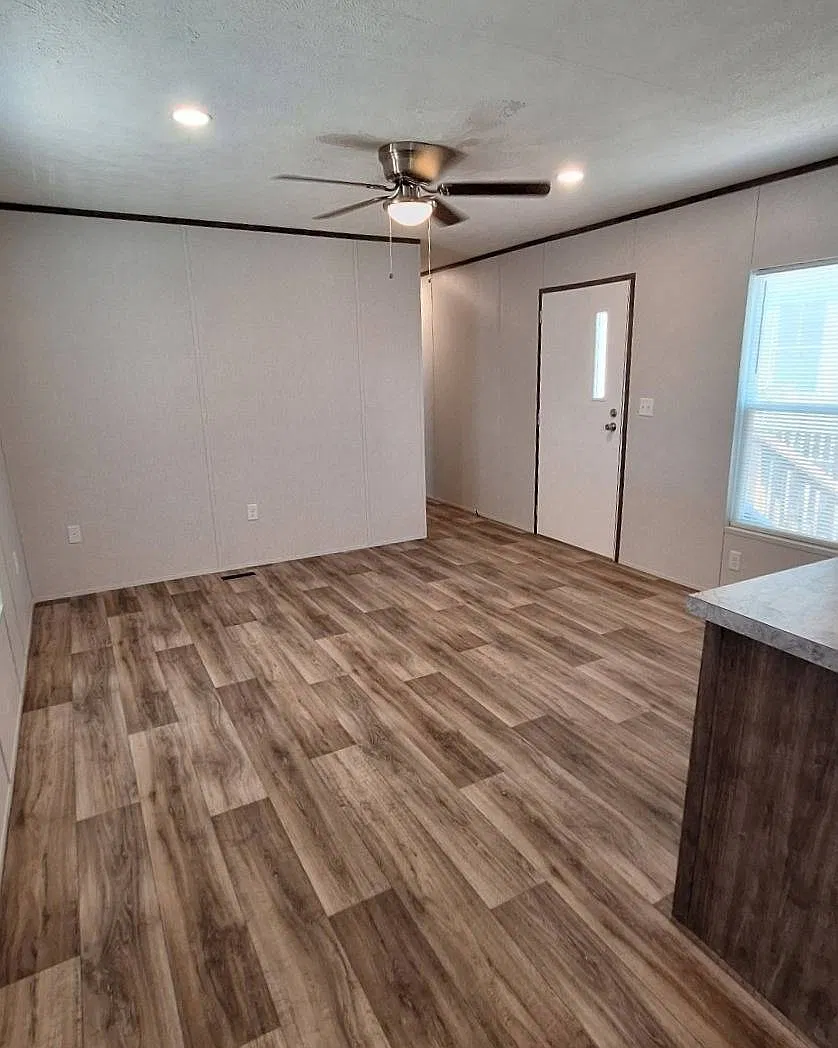 3 bed, 2.0 bath, 880 sqft, $1,165 — Photo 2