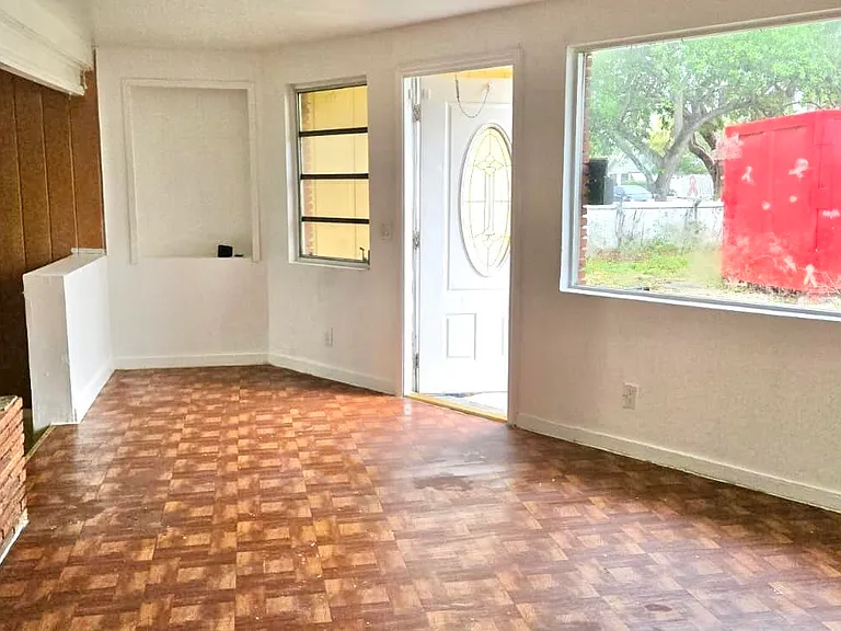 2325 Johnson St — Photo 4