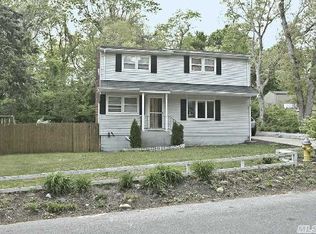 28 Glenwood Pl, Farmingville, NY 11738