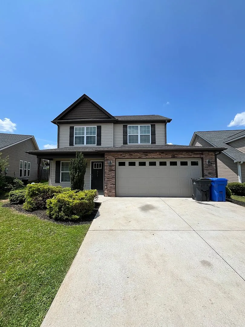 3 BR 2 1/2 Bath, Just a Short Distance to Swamp Rabbit and Downtown Greenville! — Photo 1