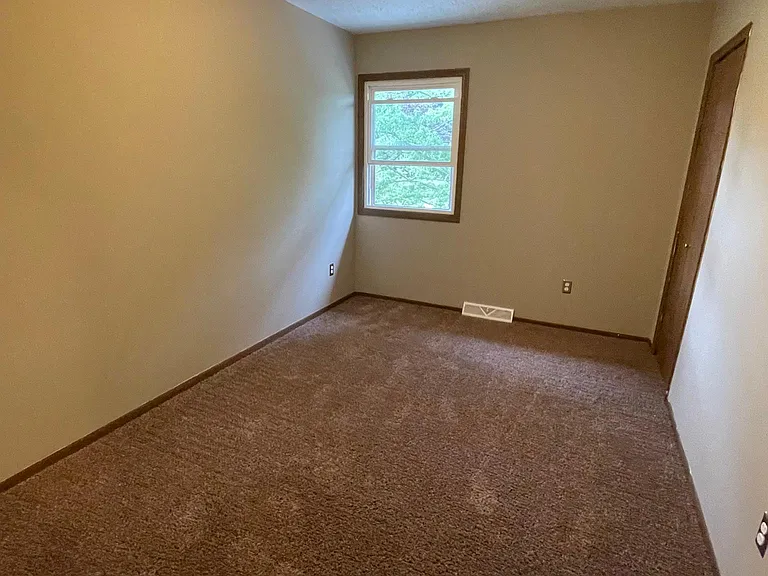 1270 Squires Dr — Photo 14