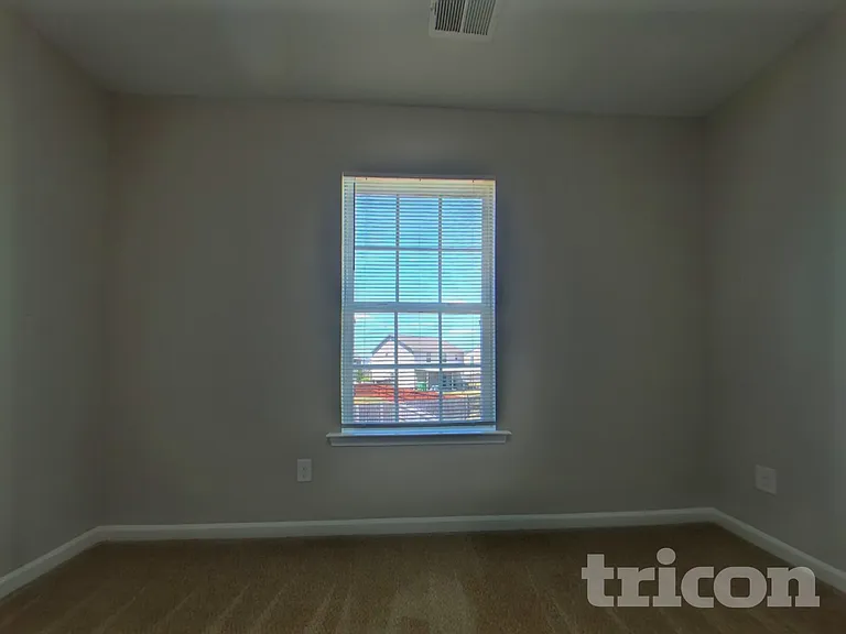 313 Fairford Rd — Photo 11