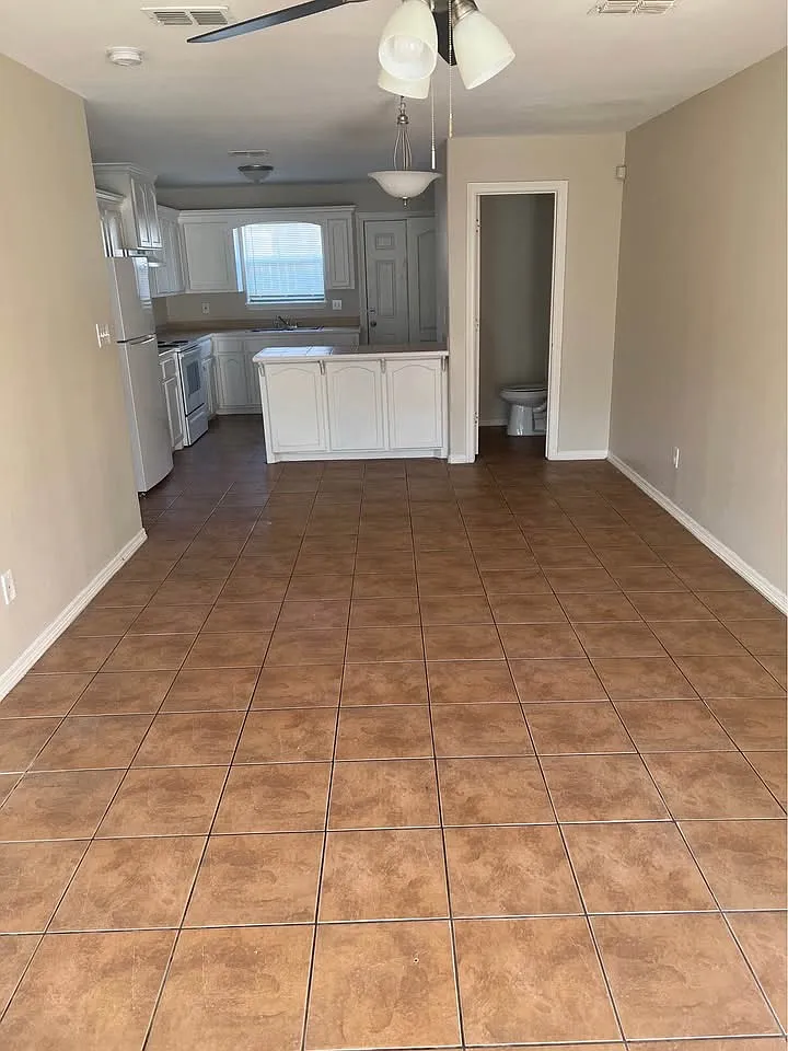 2 bed, 1.5 bath, 1100 sqft, $825 — Photo 3