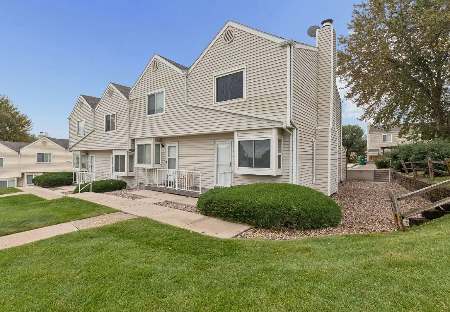 2 bed, 1.5 bath, 992 sqft, $1,595 — Photo 1