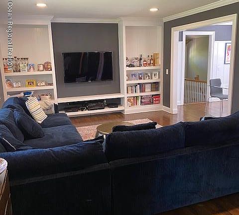 3rd image of 4 Roslyn Dr
