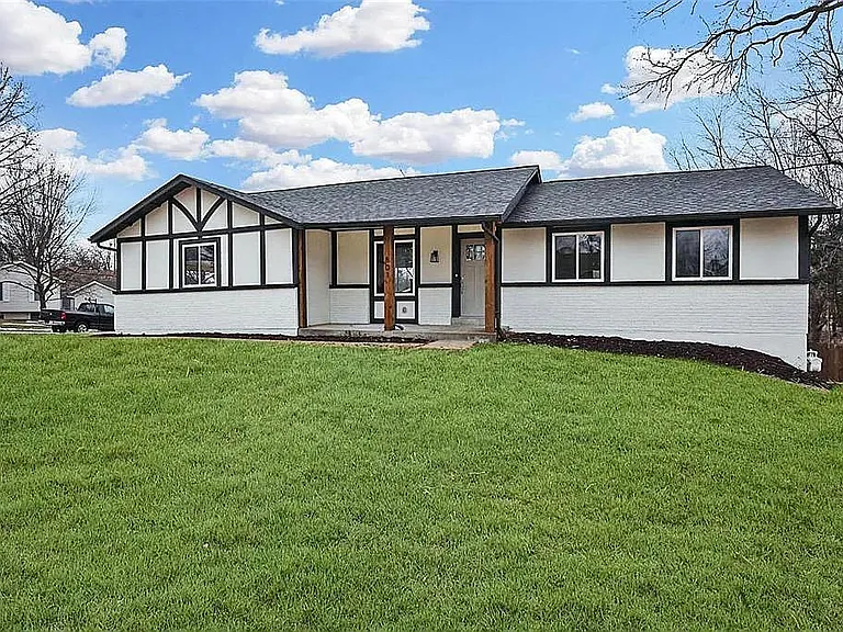 801 Clover Ln — Photo 1