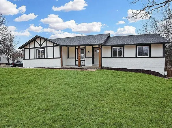 801 Clover Ln, O'Fallon, MO 63366