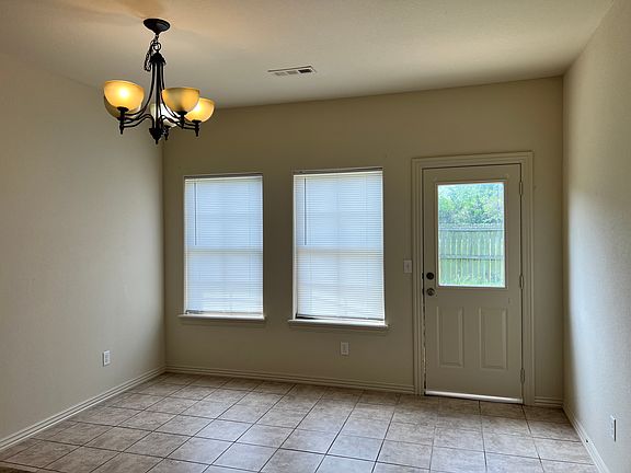 5th image of 930 Kensington Dr #930