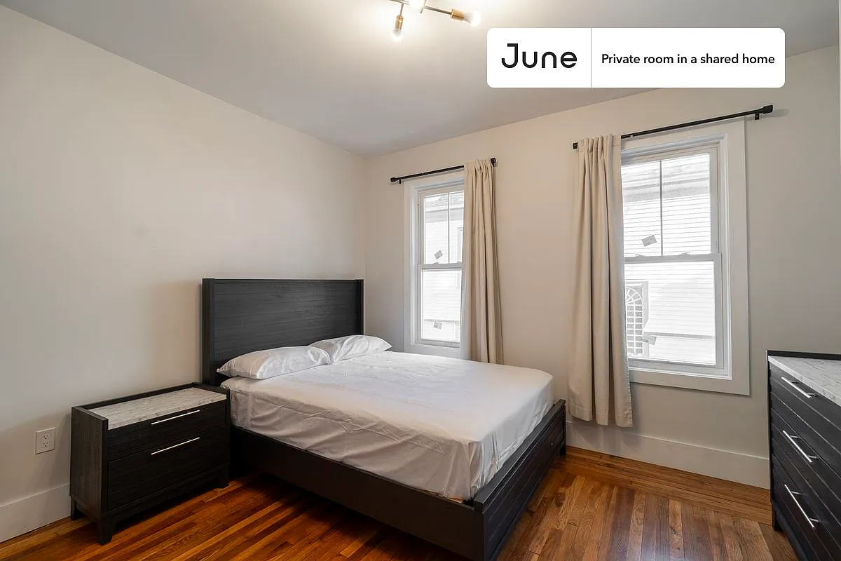 Queen bedroom in 5 bed/2 bath home in Roxbury #1900 D — Photo 1