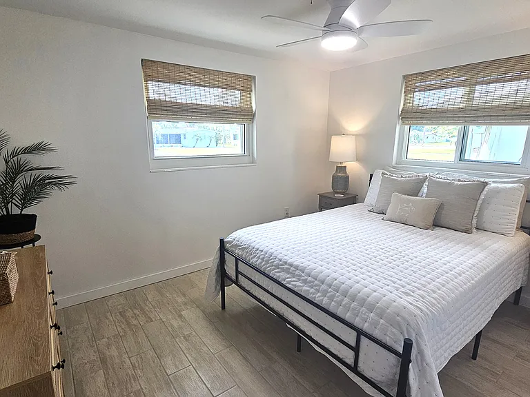 Master bedroom-queen bed