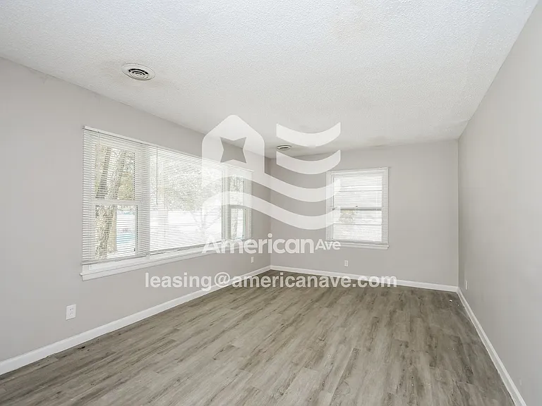 807310_004_wm_-_living_room_13574453.jpg