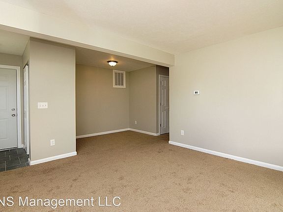 4th image of 1075 Parkridge Ct APT 4