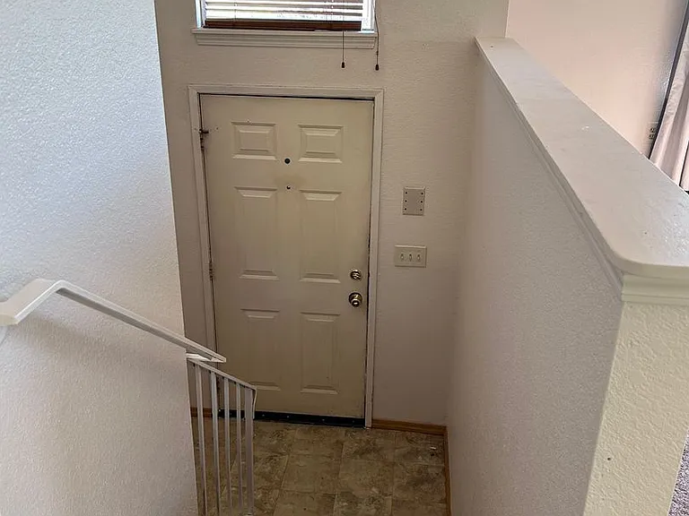 206 S 27th Pl — Photo 2