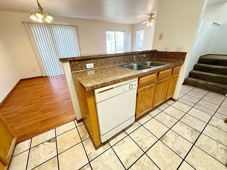 2103 N Yellowstone St — Photo 16