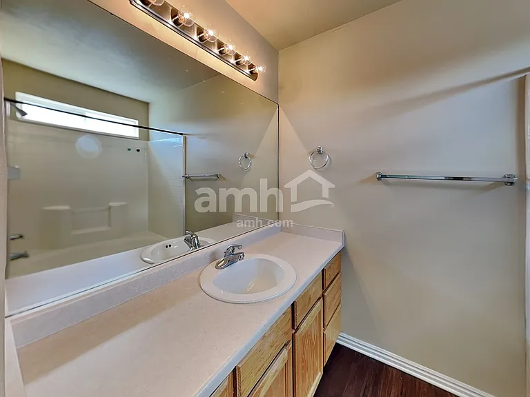 981 Stonehenge Dr — Photo 8