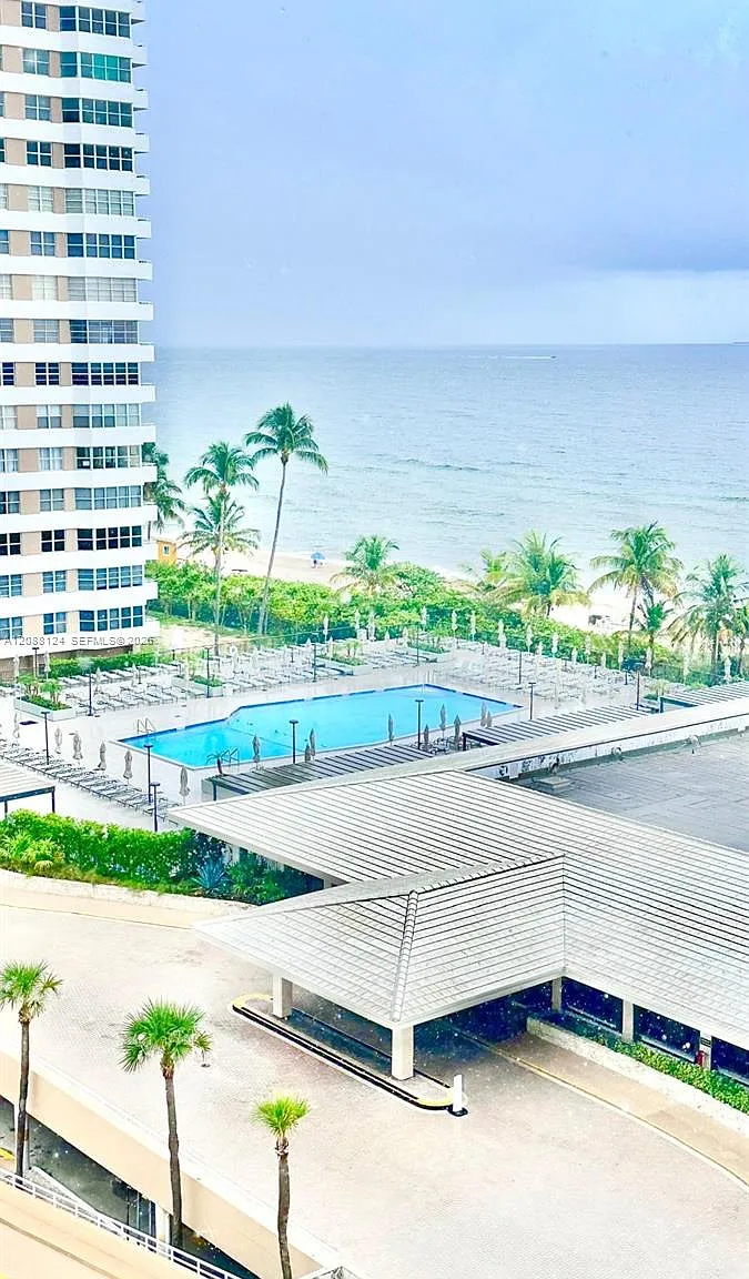Hemispheres Condo — Photo 1