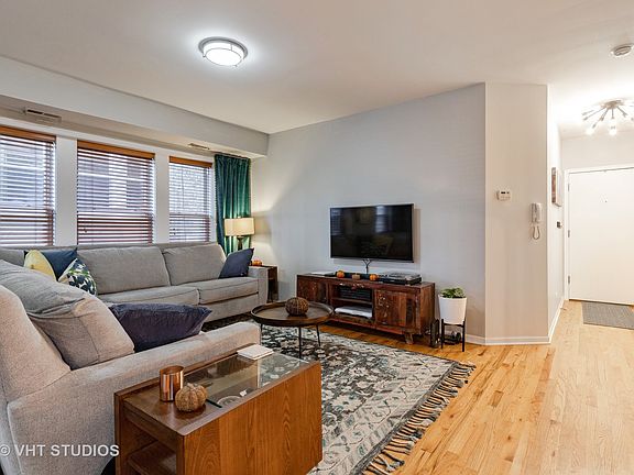 3rd image of 1738 W Foster Ave APT 1R