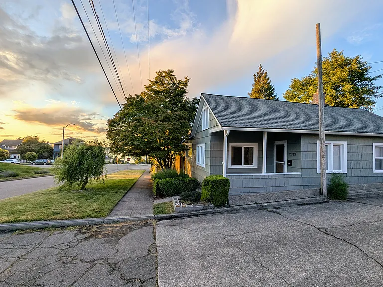 2913 N Alder St — Photo 2