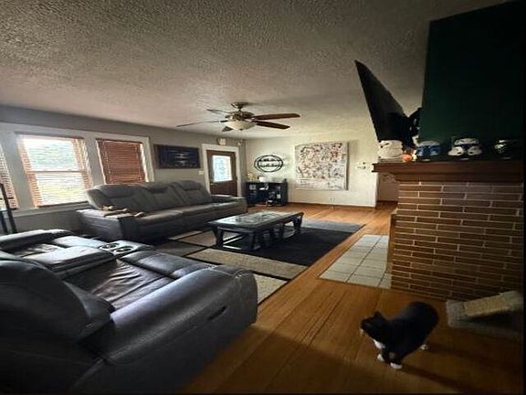 3rd image of 119 5th Ave NE