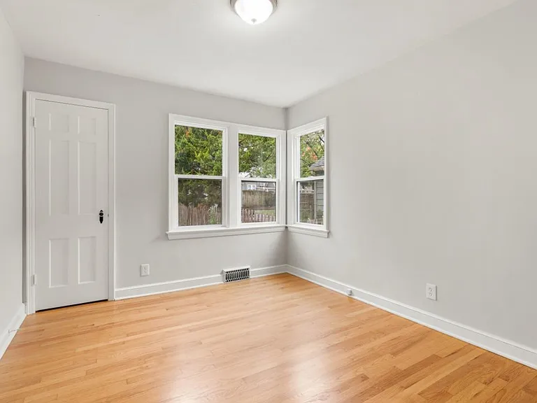 1009 W 77th St — Photo 14