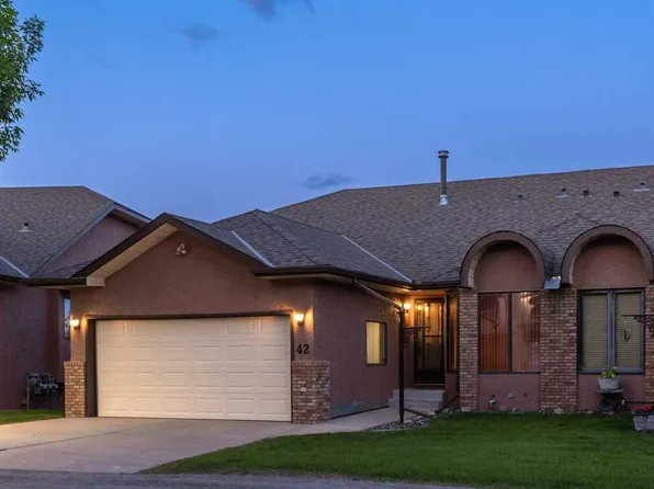 42 W Edgeland Close NW, Calgary, AB T3A 3B1