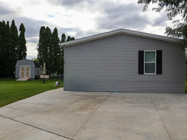 79 Woodridge Ct, White Lake, MI 48386