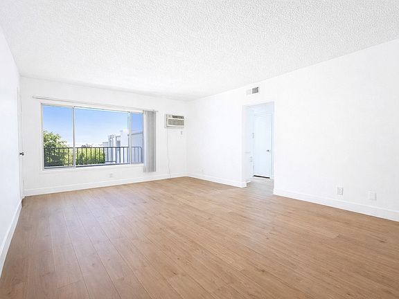 4th image of 1823 Camden Ave #4