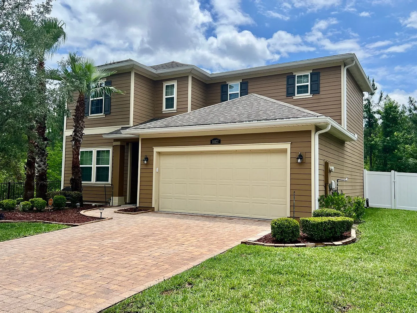 Spacious 5-Bedroom Home with Lawn Care Included! — Photo 4