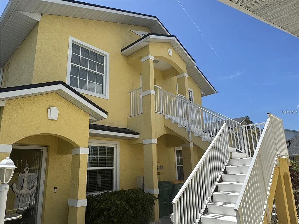 3 bed, 2.0 bath, 1320 sqft, $1,900 — Photo 2