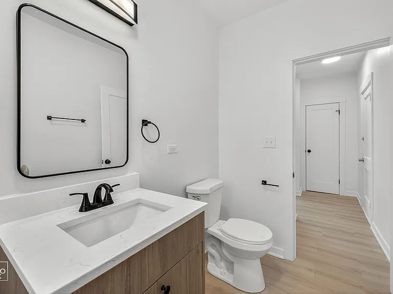2139 W Lunt — Photo 10
