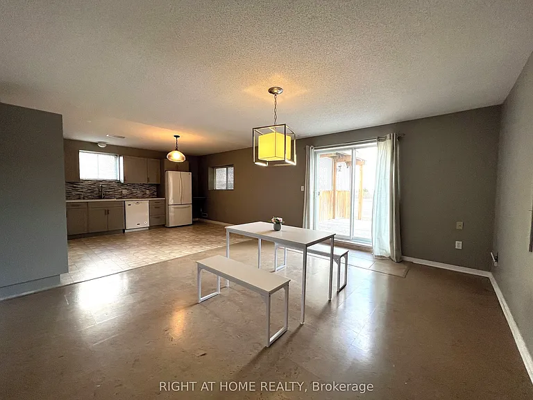 590 Arbour Cres — Photo 25