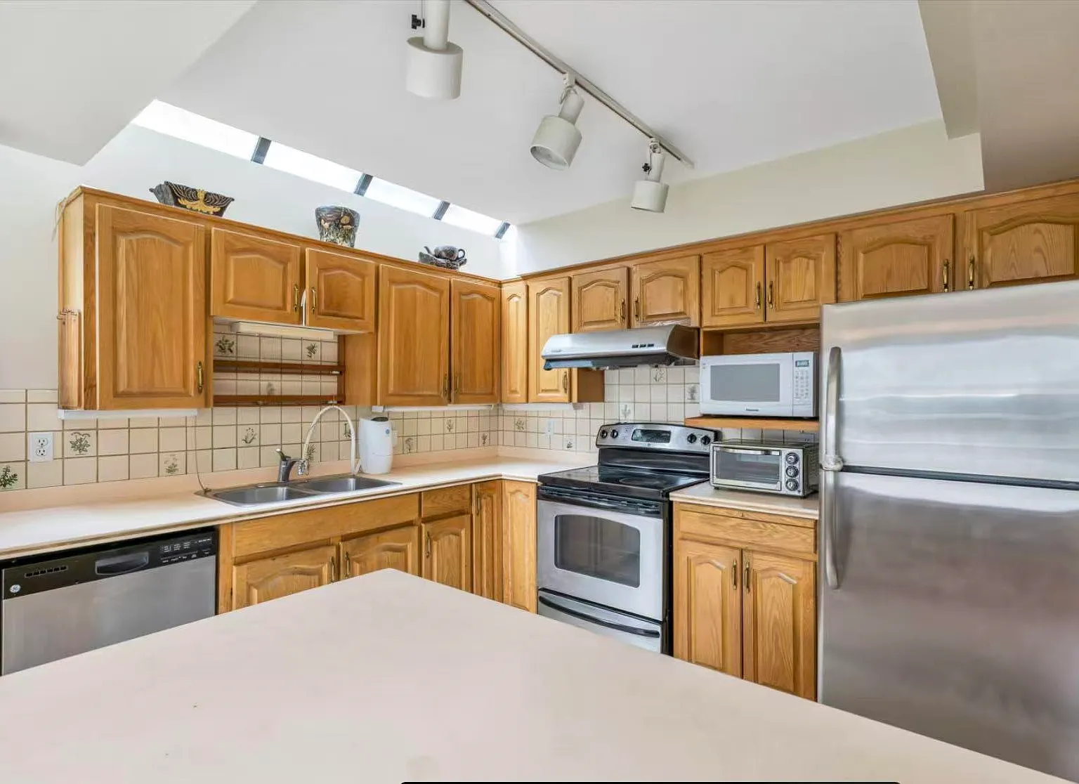 5 bed, 2300 sqft, $5,500 — Photo 3