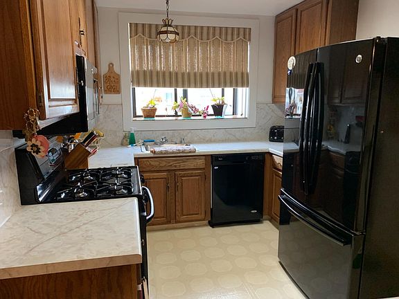3rd image of 220 Northwood Dr
