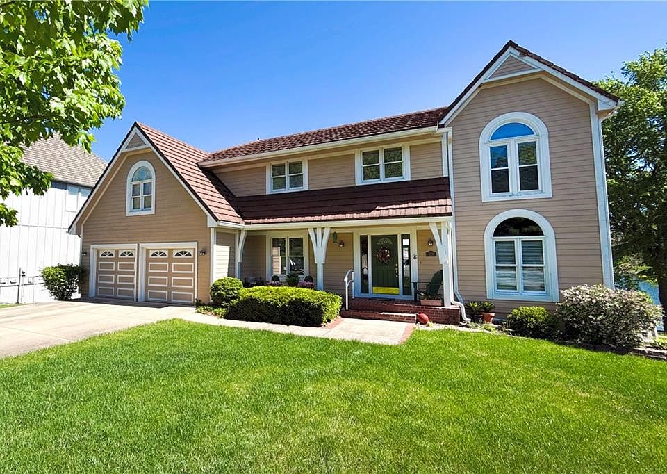 1st image of 328 NE Warrington Ct